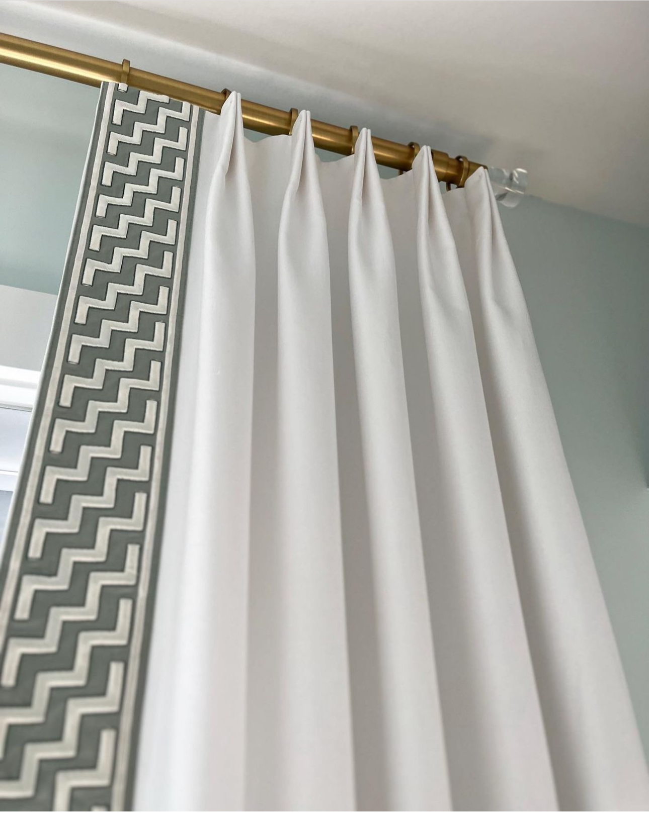 Pinch pleats white with trim and rod in gold